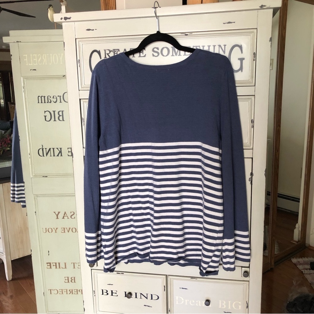 Super soft v-neck sweater by Hannah. Blue w/ white stripes. Size XL